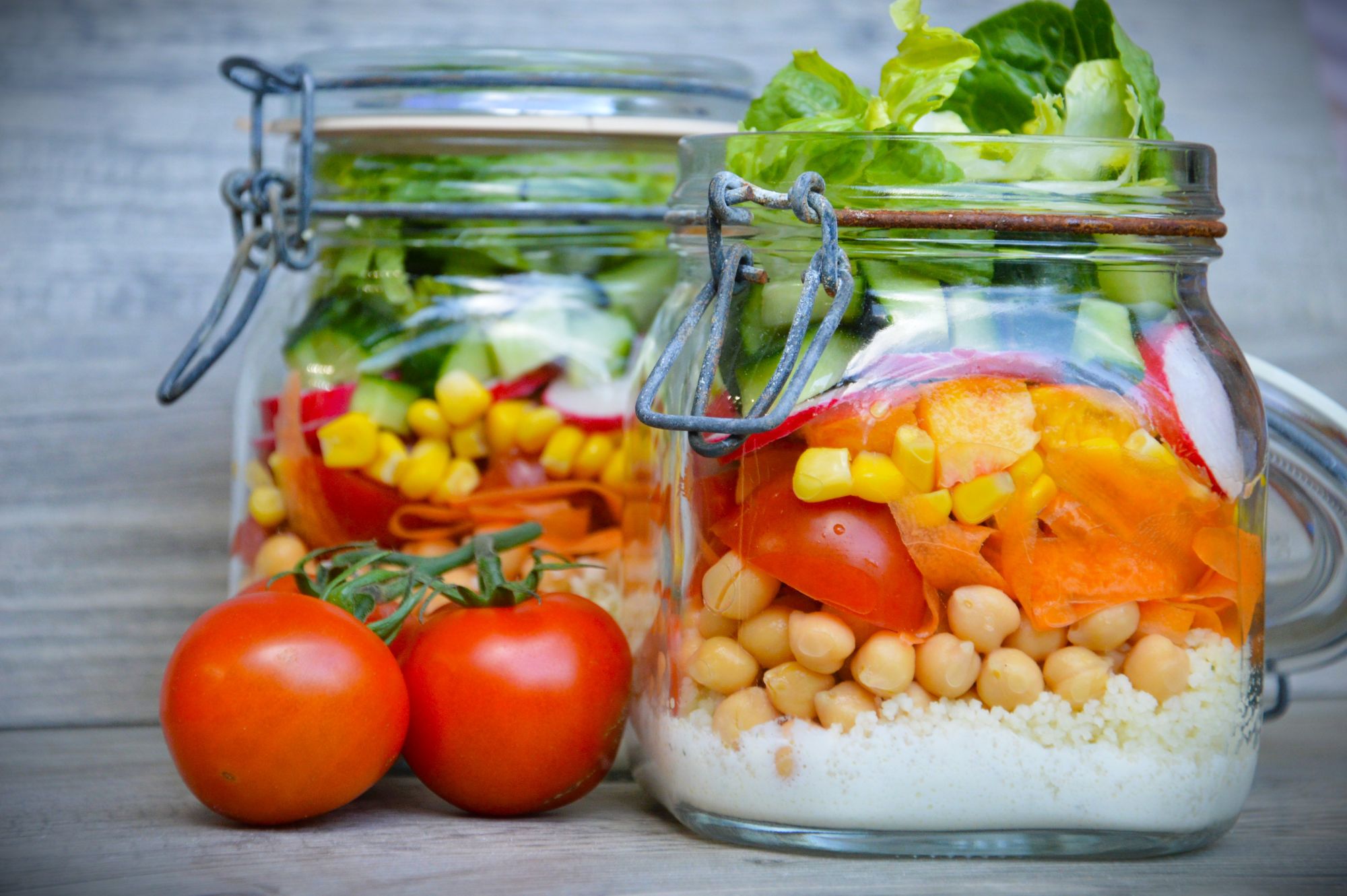Bunter Schichtsalat im Glas
